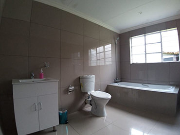 3 Bedroom Chalet bathroom